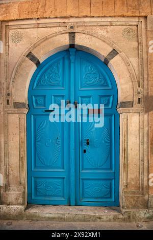 Tunis, Tunesien. Mai 2024. Detailliertes blaues, reich verziertes Design einer typischen Tür in der Medina von Tunis, einem UNESCO-Viertel der tunesischen Hauptstadt Tunesien. (Foto: John Wreford/SOPA Images/SIPA USA) Credit: SIPA USA/Alamy Live News Stockfoto