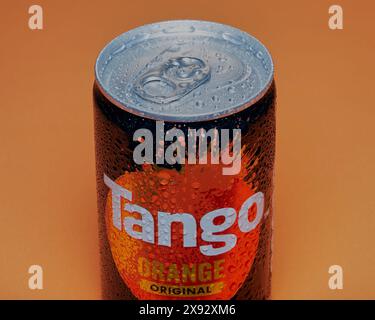 Mansfield, Nottingham, Großbritannien, 28. Mai 2024: Studio-Produktbild einer Dose Tango Orange Drink. Stockfoto