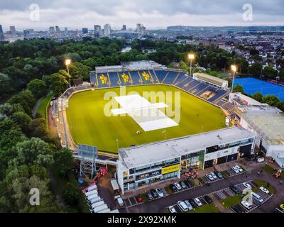 Cardiff, Wales, Großbritannien. Mai 2024. Großbritannien Wetter: Allgemeine Luftaufnahme des Cricketstadions Sophia Gardens in Cardiff in Wales mit den Deckeln, nachdem das verlassene 3rd England gegen Pakistan Vitality IT20 aufgrund von starkem Regen ausgewaschen wurde. Das Stadion ist die Heimat des Glamorgan County Cricket Club. Bildnachweis: Graham Hunt/Alamy Live News Stockfoto