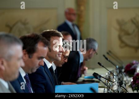 Deutsch-Französischer Ministerrat in Schloss Meseberg Deutsch-Französischer Ministerrat im Gästehaus der Bundesregierung, Schloss Meseberg Präsident der Französischen Republik, Emmanuel Macron bei Tisch Berlin Berlin GER *** Deutsch-Französischer Ministerrat in Schloss Meseberg Deutsch-französischer Ministerrat im Gästehaus der Bundesregierung, Schloss Meseberg Präsident der Französischen Republik, Emmanuel Macron am Tisch Berlin GER Stockfoto