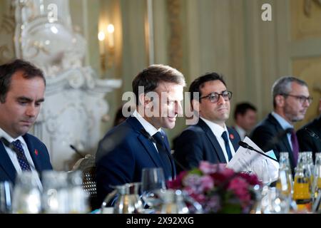 Deutsch-Französischer Ministerrat in Schloss Meseberg Deutsch-Französischer Ministerrat im Gästehaus der Bundesregierung, Schloss Meseberg Präsident der Französischen Republik, Emmanuel Macron bei Tisch Berlin Berlin GER *** Deutsch-Französischer Ministerrat in Schloss Meseberg Deutsch-französischer Ministerrat im Gästehaus der Bundesregierung, Schloss Meseberg Präsident der Französischen Republik, Emmanuel Macron am Tisch Berlin GER Stockfoto