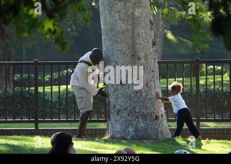 Heidi Klum und Seal teilen sich einen herzlichen Moment im Park und genießen eine schöne Zeit mit ihren Kindern in einer verspielten und ruhigen Umgebung. September 2008 Stockfoto