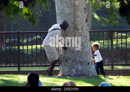 Heidi Klum und Seal teilen sich einen herzlichen Moment im Park und genießen eine schöne Zeit mit ihren Kindern in einer verspielten und ruhigen Umgebung. September 2008 Stockfoto