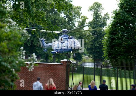 Deutsch-französischer Ministerrat in Schloss Meseberg Deutsch-französischer Ministerrat im Gästehaus der Bundesregierung, Schloss Meseberg Ankunft Bundeskanzler Olaf Scholz im Hubschrauber Berlin Berlin Berlin GER *** Deutsch-französischer Ministerrat in Schloss Meseberg Deutsch-französischer Ministerrat im Gästehaus der Bundesregierung, Schloss Meseberg Ankunft von Bundeskanzler Olaf Scholz in einem Hubschrauber Berlin Berlin GER Stockfoto