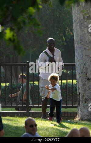 Heidi Klum und Seal teilen sich einen herzlichen Moment im Park und genießen eine schöne Zeit mit ihren Kindern in einer verspielten und ruhigen Umgebung. September 2008 Stockfoto