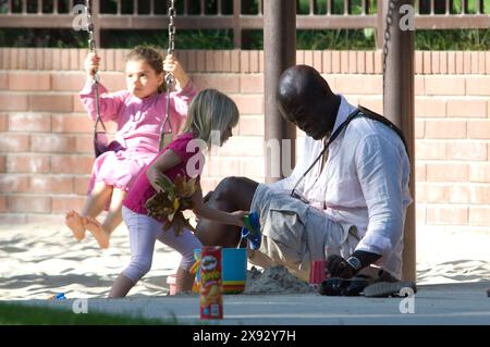 Heidi Klum und Seal teilen sich einen herzlichen Moment im Park und genießen eine schöne Zeit mit ihren Kindern in einer verspielten und ruhigen Umgebung. September 2008 Stockfoto