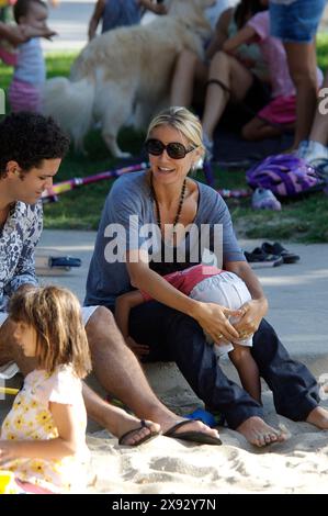 Heidi Klum und Seal teilen sich einen herzlichen Moment im Park und genießen eine schöne Zeit mit ihren Kindern in einer verspielten und ruhigen Umgebung. September 2008 Stockfoto