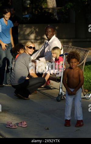 Heidi Klum und Seal teilen sich einen herzlichen Moment im Park und genießen eine schöne Zeit mit ihren Kindern in einer verspielten und ruhigen Umgebung. September 2008 Stockfoto