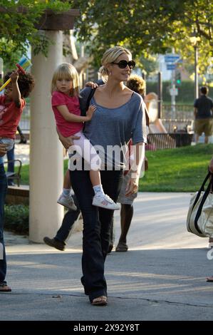 Heidi Klum und Seal teilen sich einen herzlichen Moment im Park und genießen eine schöne Zeit mit ihren Kindern in einer verspielten und ruhigen Umgebung. September 2008 Stockfoto