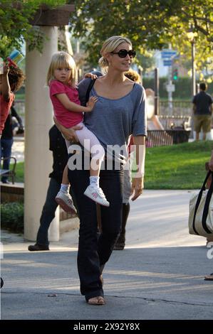 Heidi Klum und Seal teilen sich einen herzlichen Moment im Park und genießen eine schöne Zeit mit ihren Kindern in einer verspielten und ruhigen Umgebung. September 2008 Stockfoto