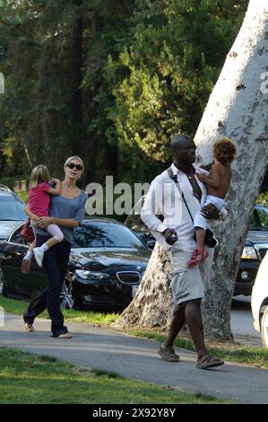 Heidi Klum und Seal teilen sich einen herzlichen Moment im Park und genießen eine schöne Zeit mit ihren Kindern in einer verspielten und ruhigen Umgebung. September 2008 Stockfoto