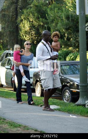 Heidi Klum und Seal teilen sich einen herzlichen Moment im Park und genießen eine schöne Zeit mit ihren Kindern in einer verspielten und ruhigen Umgebung. September 2008 Stockfoto