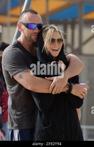 Glück und Liebe für Heidi Klum und Martin Kristen am Strand von Santa Monica, Kalifornien. Stockfoto