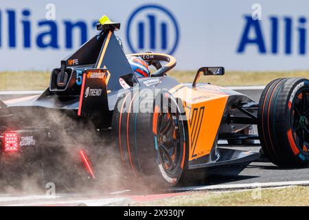 05 HUGHES Jake (gbr), NEOM McLaren Formula E Team, Nissan e-4ORCE 04, Aktion während des Shanghai ePrix 2024, 8. Treffens der ABB FIA Formel E Weltmeisterschaft 2023-24, auf dem Shanghai International Circuit vom 24. Bis 26. Mai 2024 in Shanghai, China Stockfoto