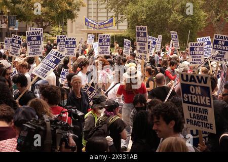 Los Angeles, USA. Mai 2024. Akademische Arbeiter protestieren an der University of California (UC), Los Angeles, in Los Angeles, Kalifornien, USA, am 28. Mai 2024. Akademische Mitarbeiter der University of California (UC), Los Angeles, gingen am Dienstag aus, um gegen den Umgang mit propalästinensischen Protesten durch das öffentliche Universitätssystem zu protestieren. Quelle: Zeng Hui/Xinhua/Alamy Live News Stockfoto