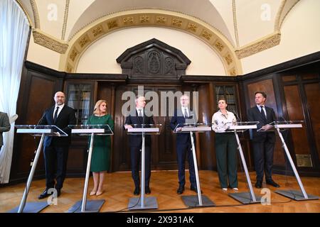 (L-R) der Premierminister der Ukraine Denys Shmyhal, die lettische Ministerpräsidentin Evika Silina, der polnische Präsident Andrzej Duda, der tschechische Ministerpräsident Petr Fiala, die dänische Ministerpräsidentin Mette Frederiksen und der niederländische Ministerpräsident Mark Rutte werden während der Pressekonferenz vor dem Arbeitsessen gesehen. Ministerpräsident der Tschechischen Republik Petr Fiala veranstaltet in Prag ein Arbeitsessen für die Sicherheitszusammenarbeit. Der tschechische Premierminister Petr Fiala, der ukrainische Premierminister Denys Shmyhal, der lettische Premierminister Evika Silina, der niederländische Premierminister Mark Rutte, der dänische Premierminister Mette Frederiksen und der polnische Präsident Andrzej Duda erörterten Themen der tschechischen Munition Initi Stockfoto