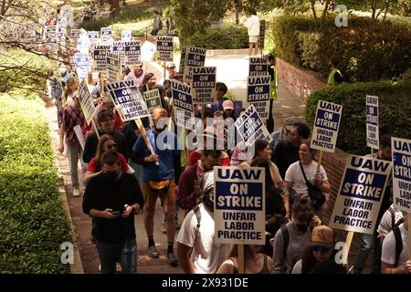 Los Angeles, USA. Mai 2024. Akademische Arbeiter protestieren an der University of California (UC), Los Angeles, in Los Angeles, Kalifornien, USA, am 28. Mai 2024. Akademische Mitarbeiter der University of California (UC), Los Angeles, gingen am Dienstag aus, um gegen den Umgang mit propalästinensischen Protesten durch das öffentliche Universitätssystem zu protestieren. Quelle: Zeng Hui/Xinhua/Alamy Live News Stockfoto