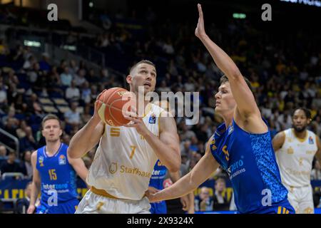 Berlin, Deutschland. Mai 2024. Deutschland, Berlin, Basketball, Alba Berlin vs Chemnitz Niners, BBL, Basketball, Uber Arena, 28.05. 2024, Playoff-Halbfinale, v.l. Jonas Richter (Niners Chemnitz, 07), Yanni Wetzell (Alba Berlin, 5), Action, Duels, Fighting for the Ball, Credit: HMB Media/Alamy Live News Stockfoto
