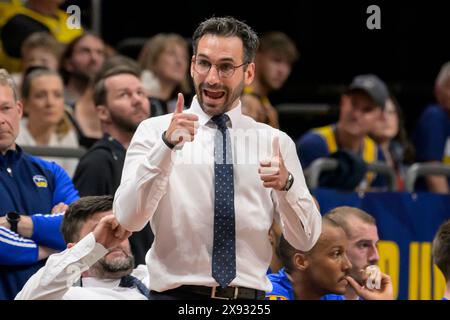 Berlin, Deutschland. Mai 2024. Deutschland, Berlin, Basketball, Alba Berlin vs Chemnitz Niners, BBL, Basketball, Uber Arena, 28.05. 2024, Playoff-Halbfinale, Thomas Paech (Alba Berlin, Assistenztrainer), Joy, Cheers, Daumen hoch, Quelle: HMB Media/Alamy Live News Stockfoto