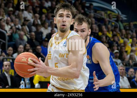 Berlin, Deutschland. Mai 2024. Deutschland, Berlin, Basketball, Alba Berlin vs Chemnitz Niners, BBL, Basketball, Uber Arena, 28.05. 2024, Playoff-Halbfinale, v.l. Wesley Van Beck (Niners Chemnitz, ), Malte Delow (Alba Berlin, 6), Action, Duels, Fighting for the Ball, Credit: HMB Media/Alamy Live News Stockfoto