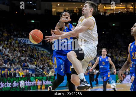 Berlin, Deutschland. Mai 2024. Deutschland, Berlin, Basketball, Alba Berlin vs Chemnitz Niners, BBL, Basketball, Uber Arena, 28.05. 2024, Playoff-Halbfinale, v.l. Sterling Brown (Alba Berlin, 0), Wesley Van Beck (Niners Chemnitz, ), Action, Duels, Fighting for the Ball, Credit: HMB Media/Alamy Live News Stockfoto