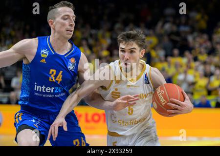 Berlin, Deutschland. Mai 2024. Deutschland, Berlin, Basketball, Alba Berlin vs Chemnitz Niners, BBL, Basketball, Uber Arena, 28.05. 2024, Playoff-Halbfinale, v.l. Justin Bean (Alba Berlin, 34), Wesley Van Beck (Niners Chemnitz, ), Action, Duels, Fighting for the Ball, Credit: HMB Media/Alamy Live News Stockfoto