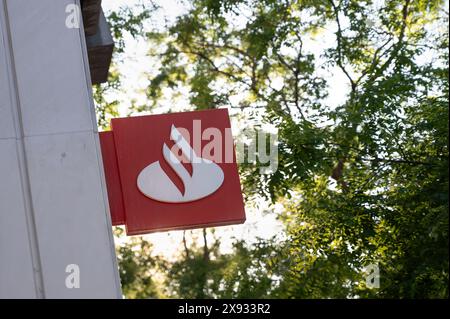 Vor einer Filiale in Spanien befindet sich ein Logoschild des spanischen multinationalen Geschäfts- und Finanzdienstleistungsunternehmens Santander Bank. Stockfoto