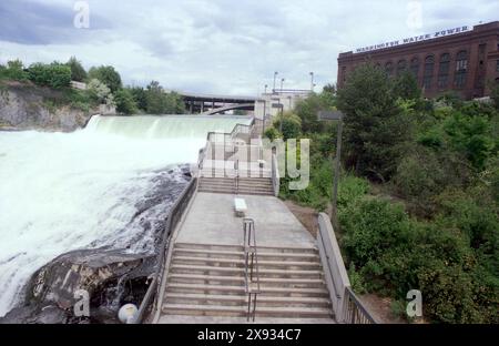 Spokane, Washington, USA, ca. 1991. Blick auf die Lower Falls des Spokane River, mit dem Washington Water Power Building auf der rechten Seite. Stockfoto