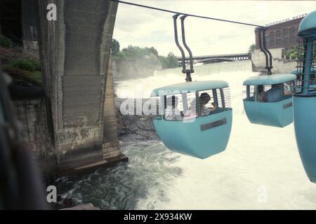 Spokane, Washington, USA, ca. 1991. Gondelfahrt unter freiem Himmel über die Lower Falls des Spokane River. Stockfoto