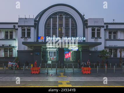 Jakarta, Indonesien - 7. Mai 2024. Die historische Fassade des Stasiun Jakarta Kota, ein Wahrzeichen des Bahnhofs in Jakarta, Indonesien. Die Senderfunktion Stockfoto