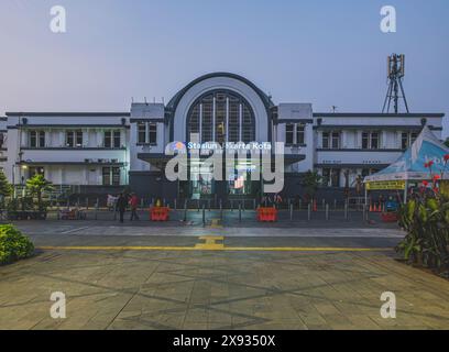 Jakarta, Indonesien - 7. Mai 2024. Die historische Fassade des Stasiun Jakarta Kota, ein Wahrzeichen des Bahnhofs in Jakarta, Indonesien. Die Senderfunktion Stockfoto