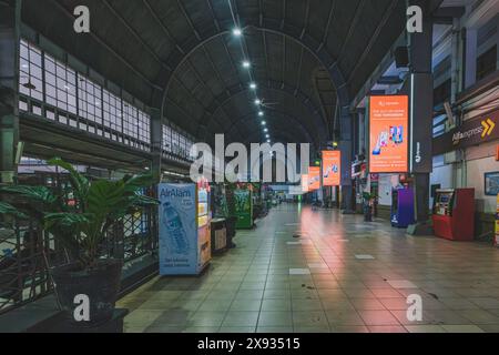 Jakarta, Indonesien - 7. Mai 2024. Ein bedeutender Bahnhof in Jakarta, Indonesien. Der Bahnhof verfügt über eine Art déco-Architektur. Stockfoto