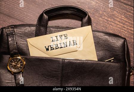 Live-Webinar-Text auf einem kleinen Stück Papier und einem Holztisch. Stockfoto