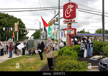 Jasmine Hummos, Organisatorin für propalästinensische Proteste, singt in einem Bullhorn während einer Toledo All Out for Rafah Demonstration. Das Kapitel der amerikanischen Muslime für Palästina Toledo organisierte den Protest als „Notprotest“ als Reaktion auf die israelischen Luftangriffe, die Vertriebene in Zelten in der Stadt Rafah im Süden des Gazastreifens getroffen hatten. Stockfoto