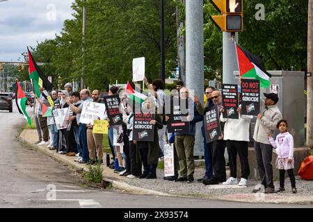 Pro-palästinensische Demonstranten halten Plakate, schwingen palästinensische Fahnen und singen Slogans während einer Toledo-Demonstration, die für Rafah ausging. Das Kapitel der amerikanischen Muslime für Palästina Toledo organisierte den Protest als „Notprotest“ als Reaktion auf die israelischen Luftangriffe, die Vertriebene in Zelten in der Stadt Rafah im Süden des Gazastreifens getroffen hatten. Stockfoto