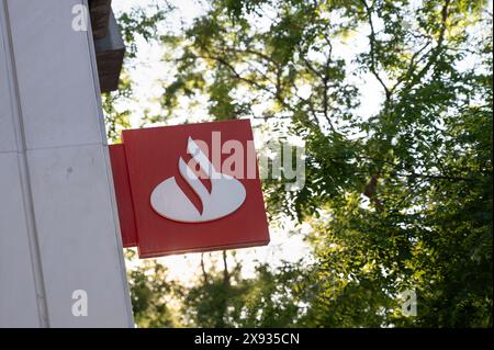 Madrid, Spanien. Mai 2024. Vor einer Filiale in Spanien befindet sich ein Logoschild des spanischen multinationalen Geschäfts- und Finanzdienstleistungsunternehmens Santander Bank. (Credit Image: © Miguel Candela/SOPA Images via ZUMA Press Wire) NUR REDAKTIONELLE VERWENDUNG! Nicht für kommerzielle ZWECKE! Stockfoto