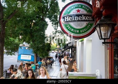 Madrid, Spanien. Mai 2024. Ein Logoschild der niederländischen Biermarke Heineken ist vor einer Bar in Spanien zu sehen. (Credit Image: © Miguel Candela/SOPA Images via ZUMA Press Wire) NUR REDAKTIONELLE VERWENDUNG! Nicht für kommerzielle ZWECKE! Stockfoto