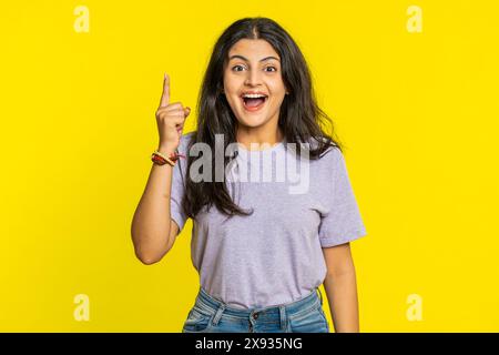 Eureka. Inspirierte indische Frau, die mit offenem Mund den Finger nach oben zeigt, gute Idee, Plan, Start-up hat, Inspiration Motivationsgeste zeigt, Problemlösung. Arabisches Mädchen isoliert auf gelbem Hintergrund Stockfoto