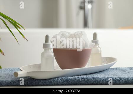 Kosmetikflaschen mit Luffa auf dem Tisch im Badezimmer, Nahaufnahme Stockfoto