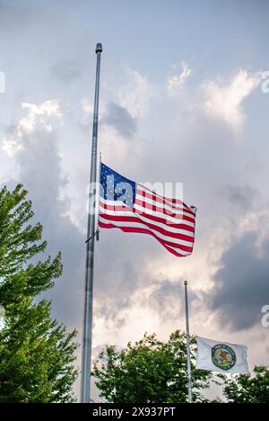 Amerikanische Flagge am Halbmast für ein Wochenende zum Gedenktag an einem sonnigen Tag Stockfoto