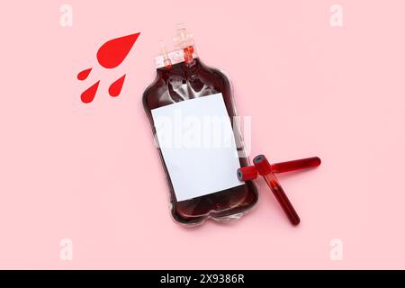 Zusammensetzung mit Blutbeutel für Transfusionen, Reagenzgläsern und Papiertropfen auf rosa Hintergrund Stockfoto