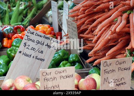 Gemüsetisch auf einem Bauernmarkt Boston MA Stockfoto