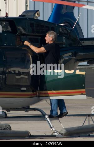 EXKLUSIV. Harrison Ford überprüft und reinigt die Fenster seines Hubschraubers, bevor er in Santa Monica, Kalifornien, fliegt. Stockfoto