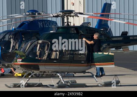 EXKLUSIV. Harrison Ford überprüft und reinigt die Fenster seines Hubschraubers, bevor er in Santa Monica, Kalifornien, fliegt. Stockfoto