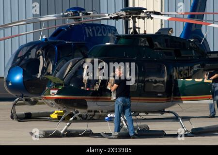 EXKLUSIV. Harrison Ford überprüft und reinigt die Fenster seines Hubschraubers, bevor er in Santa Monica, Kalifornien, fliegt. Stockfoto