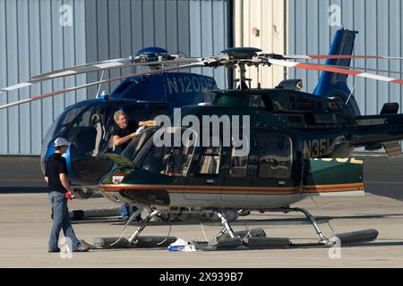 EXKLUSIV. Harrison Ford überprüft und reinigt die Fenster seines Hubschraubers, bevor er in Santa Monica, Kalifornien, fliegt. Stockfoto