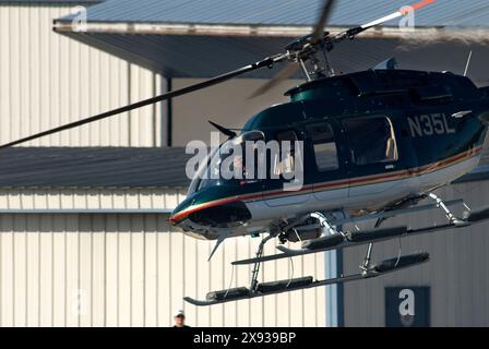 EXKLUSIV. Harrison Ford überprüft und reinigt die Fenster seines Hubschraubers, bevor er in Santa Monica, Kalifornien, fliegt. Stockfoto