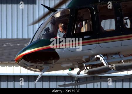 EXKLUSIV. Harrison Ford überprüft und reinigt die Fenster seines Hubschraubers, bevor er in Santa Monica, Kalifornien, fliegt. Stockfoto