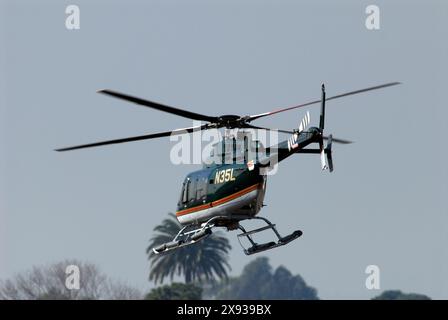 EXKLUSIV. Harrison Ford überprüft und reinigt die Fenster seines Hubschraubers, bevor er in Santa Monica, Kalifornien, fliegt. Stockfoto