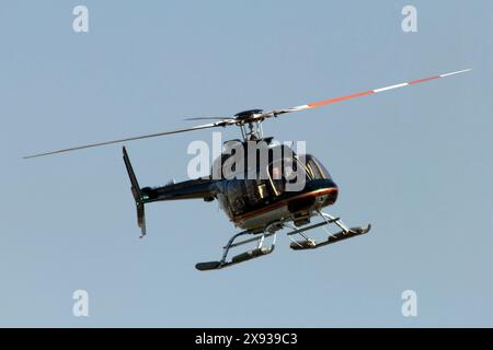 EXKLUSIV. Harrison Ford überprüft und reinigt die Fenster seines Hubschraubers, bevor er in Santa Monica, Kalifornien, fliegt. Stockfoto